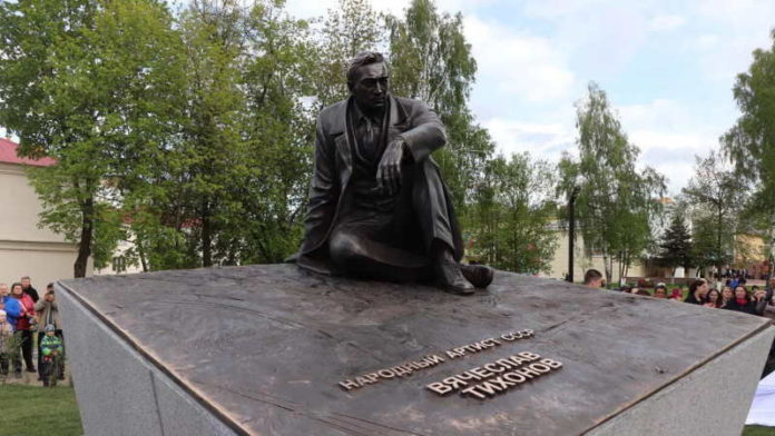 памятник Тихонову